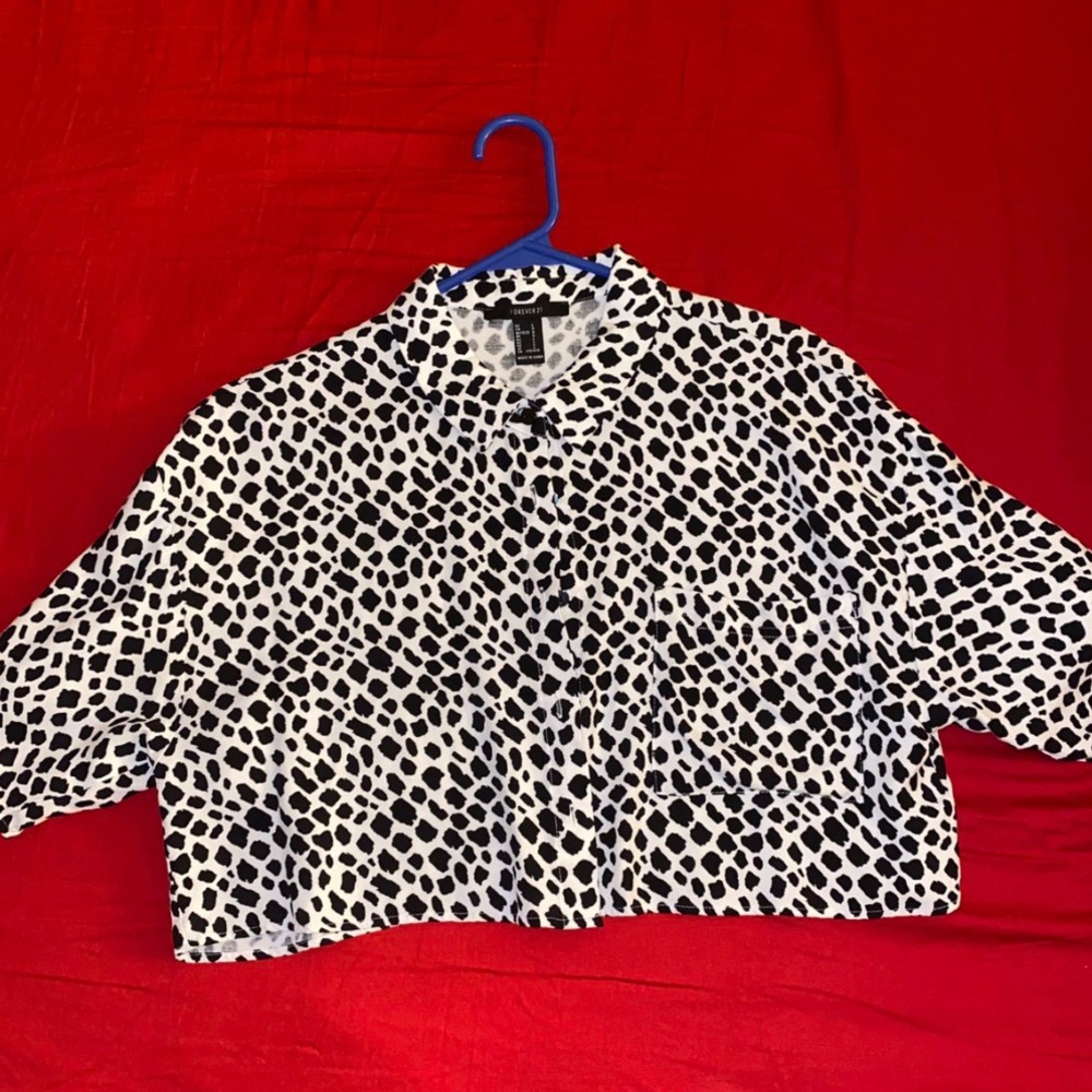 shortsleeved button down patterned crop top